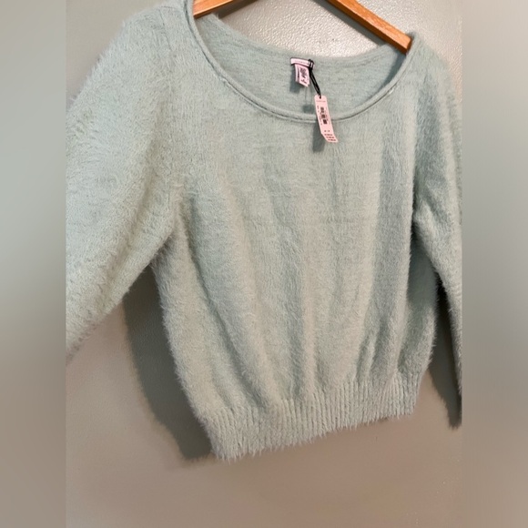 Victoria Secret Womens Green Fuzzy Long Sleeves Crop Pullover Sweater M NWT - Picture 3 of 10